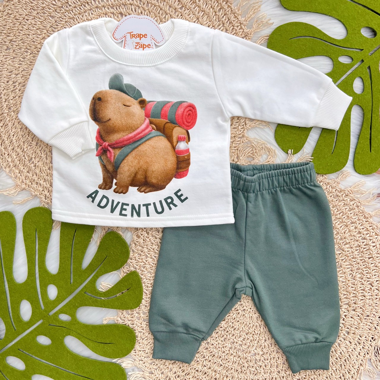Conj. Casaco Capivara Adventure e Calça de Moletom - Off White e Verde